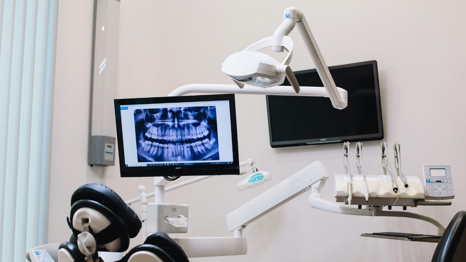 Dental surgery chair and X-ray display, representing the Hornsby dental marketing benchmark report